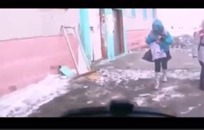 شاهد ماذا حدث لصبي من شدة البرودة أثناء سيره في الشارع؟