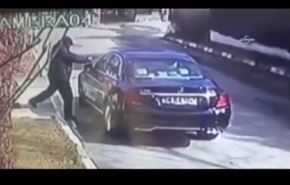 شاهد.. اغتيال رجل أعمال شهير بوضح النهار!
