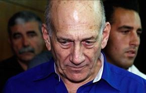 أولمرت أول رئيس حكومة خلف القضبان، ما جريمته؟