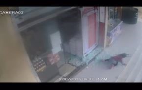 شاهد نجاة طفلة بأعجوبة بعد سقوط باب زجاجي عليها