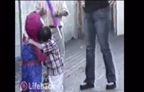 شاهد أقوى ردة فعل لطفل بعدما ضرب دمية 