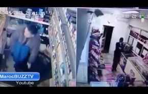 شاهد لحظة تصدي فتاة للص مسلح وتحولها إلى بطلة