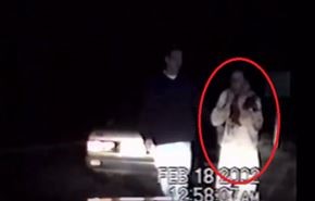رجل يخرج من قبره ليدل الشرطة على قاتل ابنه!