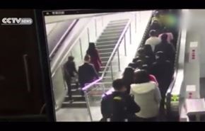 شاهد... سلم كهربائي يغير اتجاهه فجأة ويتسبب بکارثة