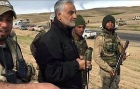 بالفيديو؛ اللواء سليماني يوزع الحلوى على أطفال نبل والزهراء