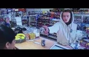 فيديو للص يُشهر سلاحه بوجه موظفة.. ومفاجأة لم يتوقعها