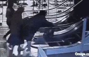 بالفيديو.. عجوز تصعد السلم الكهربائي بطريقة مبتكرة!