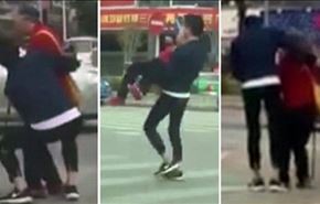 بالفيديو.. شاب نفذ صبره فحمل مسنة ليعبر بها الشارع