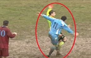 شاهد لاعب يعتدي على حكم بطريقة مثيرة جدا!!