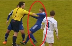 فيديو.. حكم يعتدي على لاعب احتج عليه!