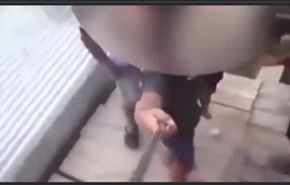 شاهد انهيار سطح منزل بأطفال أثناء التقاطهم سيلفي