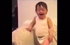 فيديو رائع لا تفوت مشاهدته.. رد فعل طفل لحظة سقوط توامه!