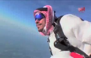 بالفيديو.. قفز مظلي بالدشداشة والشماخ والعقال