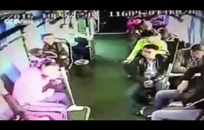 فيديو مروع.. لحظة دخول شاحنة وسط حافلة ركاب