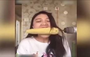 بالفيديو، طريقة مثيرة لأكل الذرة المسلوقة تنتهي بمأساة!