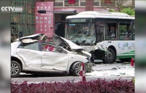 بالفيديو.. سائقة تتورط في حادث اصطدام حافلتين