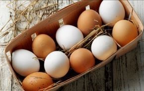 الفرق بين البيض الأبيض والبني.. أيهما أكثر فائدة؟