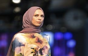 شاهد.. ما سر تواجد المحجبات على رصيف قطار اسطنبول؟