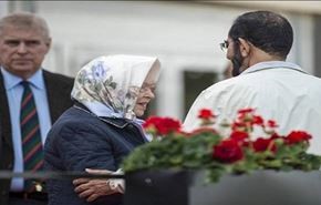 هكذا كانت ردة فعل ملكة بريطانيا بعد مسك حاكم دبي مرفقها+صور
