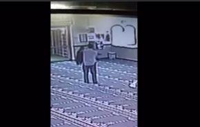 شاهد أغبى لص حاول تغطية الكاميرات فكشف وجهه بوضوح