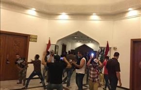 فيديو وصور.. متظاهرون يقتحمون مكتب العبادي في المنطقة الخضراء