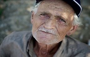 بالفيديو.. مُسن يذهل رواد التواصل بممارسة الجمباز باحتراف