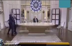 بالفيديو/ عراك بالايدي بين ضيفين ببرنامج رياضي.. والسبب قطر!