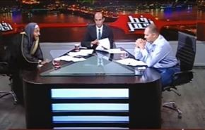 فيديو: داعية يرفع الحذاء في وجه عالم فلك على الهواء!!