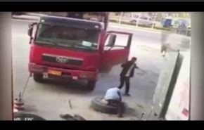 بالفيديو...انفجار إطار شاحنة يقذف بعامل في الهواء!