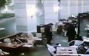فيديو جديد؛ احد مهاجمي تل ابيب يضرب سلاحه بالارض بشدة، ما السبب؟