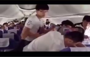 شاهد.. مسافر يتسبب في هبوط اضطراري لطائرة بعد محاولته قيادتها