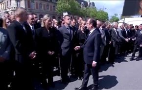 بالفيديو..شرطي فرنسي يشعل مواقع التواصل برفضه مصافحة هولاند!