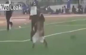 بالفيديو.. فريقا كرة قدم يستعينان بالمشعوذين وسط المباراة للفوز!