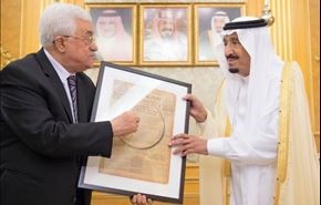 بالصور.. ماهي الهدية التي قدمها عباس للملك سلمان؟