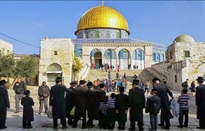 جنود ومستوطنون يقتحمون الاقصى والمقدسيون يتصدون