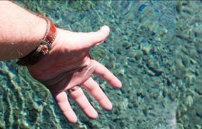 شاهد أنقى بحيرة في العالم.. لكن لا يمكنك السباحة فيها، لماذا ؟!