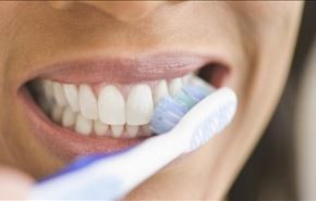 غسل الأسنان بعد الأكل مباشرة له أضرار كبيرة !
