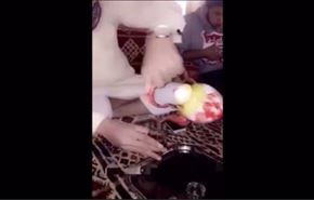 شاهد... شاب يصيب صديقه بـ
