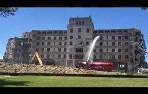 فيديو... أغرب طريقة لهدم مبنى ضخم