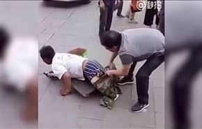 فيديو.. نزع سروال متسول مقعد فكشف عن مفاجأة!