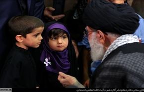 لحظات ناب دیدار فرزندان شهدای حرم با رهبر انقلاب+فیلم