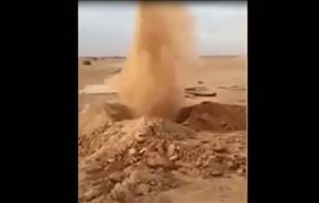 هل شاهدت يوما حفرة تلفظ بقوة اي شيء يقع داخلها! اليك الفيديو