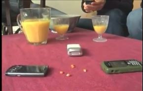 شاهد.. هذا ما تفعله الهواتف النقالة بالفشار!