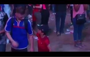 فيديو... طفل يبهر العالم بتصرفه هذا
