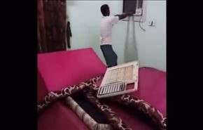 فيديو: سمع صوتاً غريباً قادماً من داخل المكيف...فتحه وتفاجأ !!