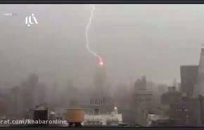شاهد لحظة ضرب صاعقة لبرج مشهور في اميركا