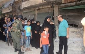 خروج عشرات المدنيين من حلب ومسلحون يسلمون أنفسهم