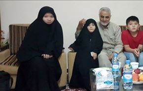 بالصور..اللواء سليماني يزور عائلة احد شهداء فيلق فاطميون