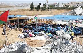 صور/ فلسطينيون يؤدون الصلاة على أنقاض منازلهم في قلنديا