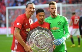 إبراهيموفيتش يهدي مورينيو لقبه الأول مع مانشستر يونايتد
